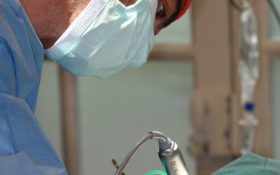 Comment se déroule la mise en place d’un implant dentaire ?