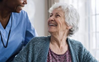 Implantologie chez le sujet âgé : quelles solutions pour un sourire confortable et durable ?